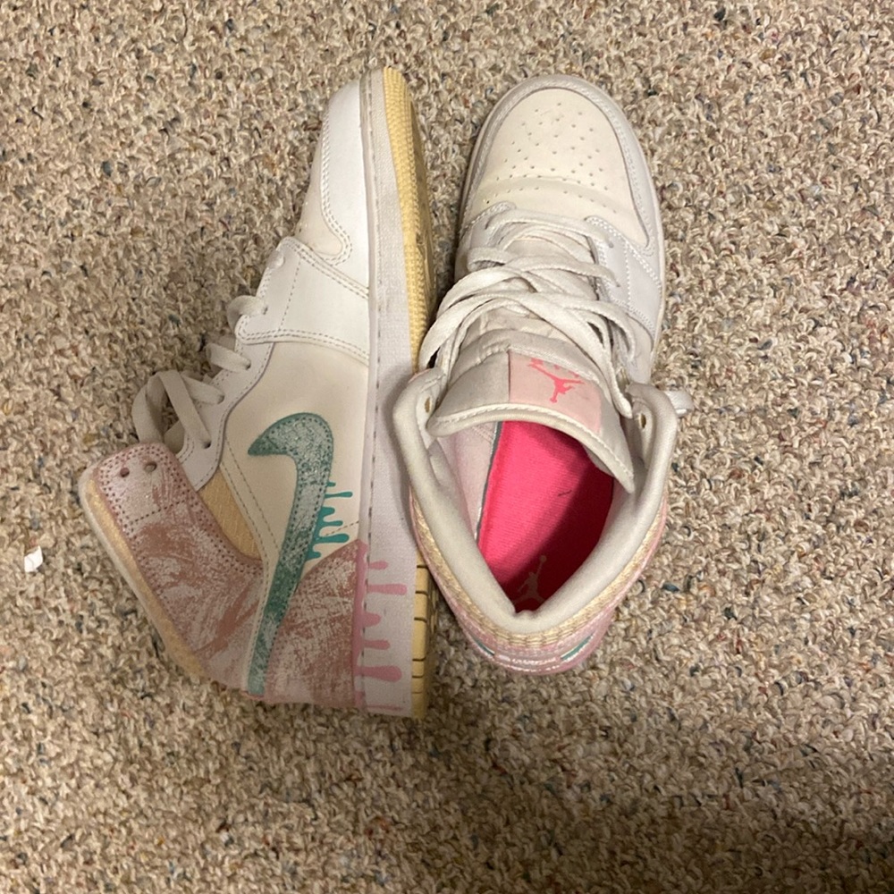 Size 7y so about 8 or 8 1/2 women’s